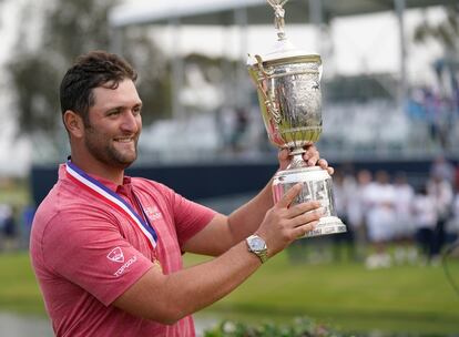 Jon Rahm, con el trofeo de campeón.