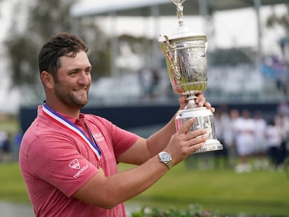 Jon Rahm, con el trofeo de campeón.