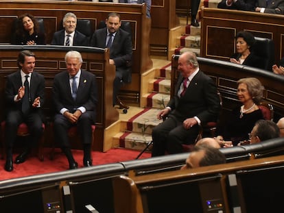 Juan Carlos I recibe el aplauso durante el acto de conmemoración del cuarenta aniversario de la Constitución.