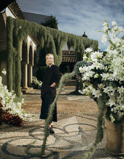 Lauren Sellen, de Coyote Flowers, ante su obra 'El ser deshilachado', en el palacio de Viana.