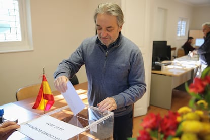 Fernando Cáceres, uruguayo con nacionalidad española, votaba el jueves pasado en las generales, en el consulado español de Montevideo (Uruguay).