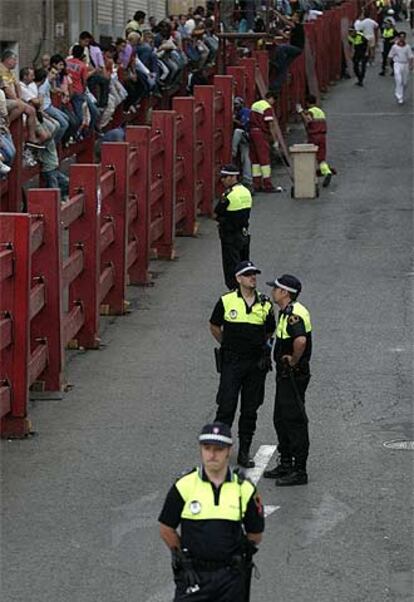 Policías vigilan el recorrido de los encierros de San Sebastián.