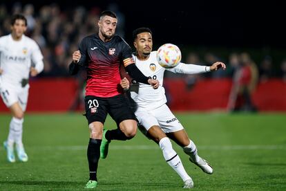 Justin Kluivert disputa un balón con Javi Cabezas, de La Nucía, durante el partido de Copa del Rey del pasado martes.