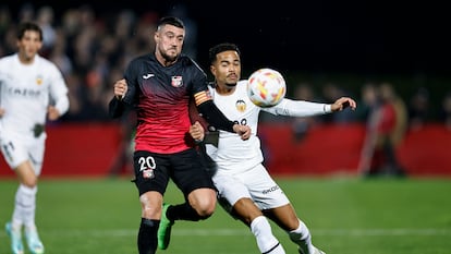 Justin Kluivert disputa un balón con Javi Cabezas, de La Nucía, durante el partido de Copa del Rey del pasado martes.