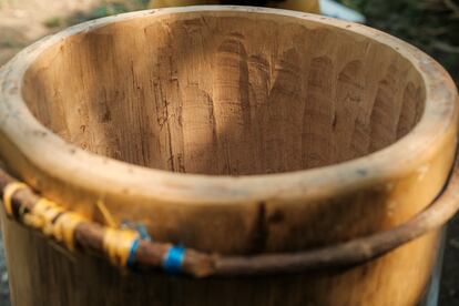 El proceso de elaboración de un tambor Pechiche, una de las percusiones tradicionales de la música afrocolombiana del Caribe.