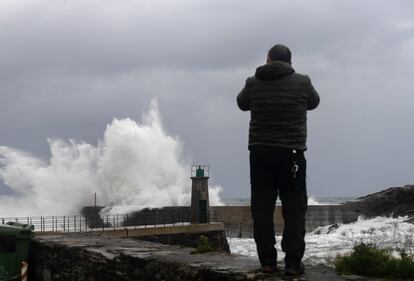 Olas de gran tamaño en el puerto de Viavelez, el lunes en Asturias.