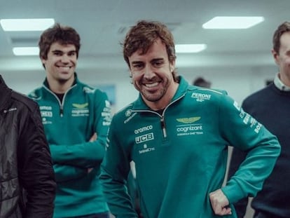 Fernando Alonso y Lance Stroll, visitando la fábrica de Aston Martin el 27 de enero de 2023, en una imagen publicada en Instagram por la escudería.