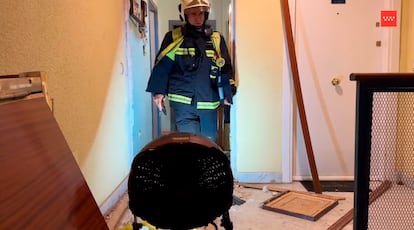 Un bombero, en el interior de la vivienda incendiada el viernes en Leganés.