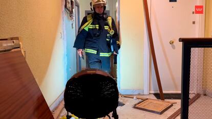 Un bombero, en el interior de la vivienda incendiada el viernes en Leganés.