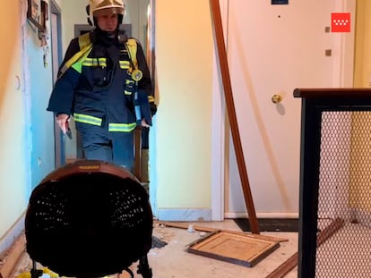 Un bombero, en el interior de la vivienda incendiada el viernes en Leganés.