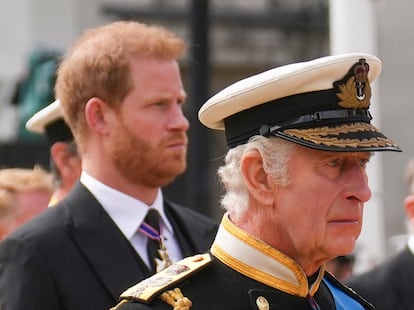 El rey Carlos III y el príncipe Enrique durante el funeral de la reina Isabel II, el 19 de septiembre de 2022, en Londres.