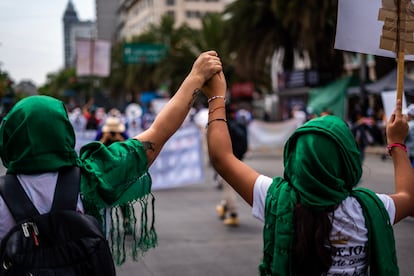 Una madre toma la mano de su hija, durante la marcha del 10 de mayo de 2024. 