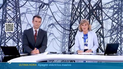 Igor Gómez y Marta Carazo, en el Telediario especial que emitió RTVE durante la tarde del lunes 28 de abril.
