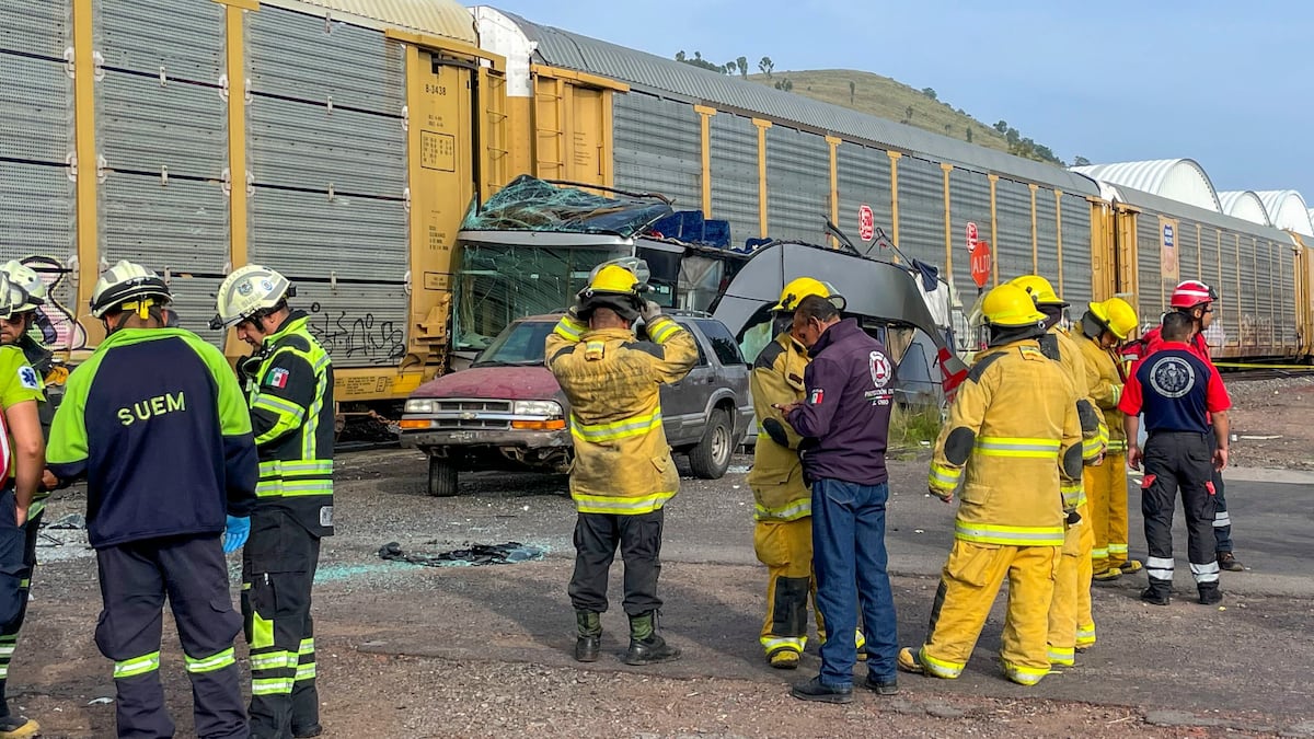 Un tren arrolla a un autobús de pasajeros y deja al menos ocho muertos y 45 heridos en el Estado de México