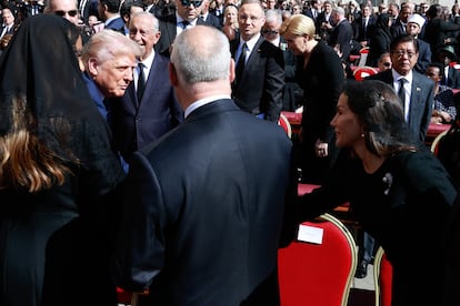 La reina Letizia saluda al presidente de Estados Unidos, Donald Trump, en la plaza de San Pedro.