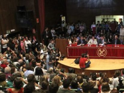 Carrillo, en la asamblea de estudiantes en el Paraninfo de Filosofía.