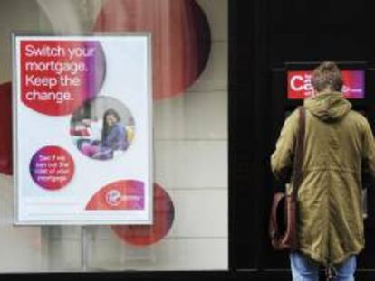 Un cliente saca dinero de un cajero automático de Virgin Money, en Londres, Inglaterra. EFE/Archivo