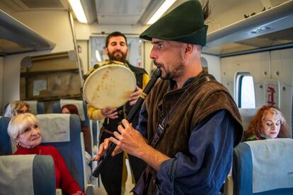 Interior del Tren Medieval a Sigüenza (Guadalajara), donde varios intérpretes se visten de época y  tocan para el pasaje durante el trayecto.