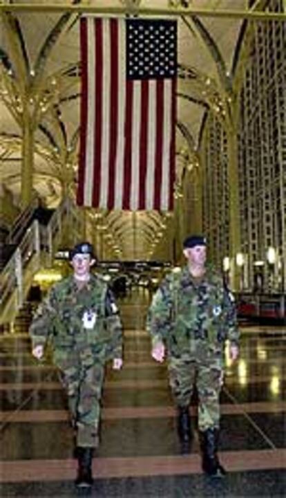 Una pareja de la Guardia Nacional patrulla el aeropuerto de Washington para vuelos nacionales.