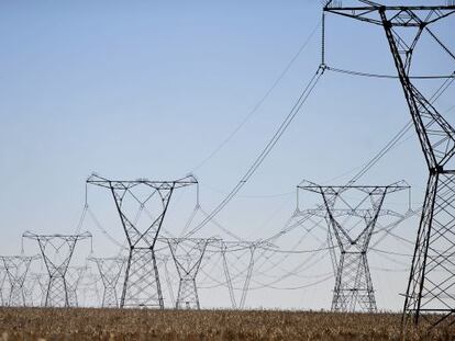 Linhas de transmiss&atilde;o de energia.