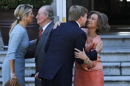 Don Juan Carlos y do&ntilde;a Sof&iacute;a saludan a los reyes de Holanda, Guillermo Alejandro y M&aacute;xima,a su llegada al Palacio de La Zarzuela. 