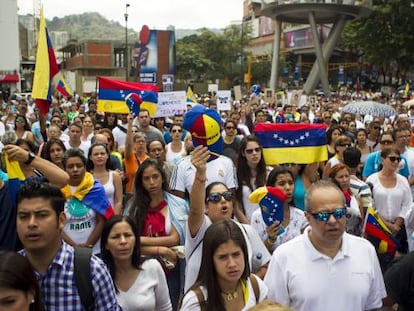 Un grupo de personas protestando en Caracas este viernes. 