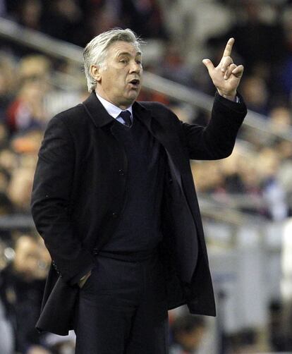 El entrenador del Paris Saint Germain Carlo Ancelotti en la banda de Mestalla.