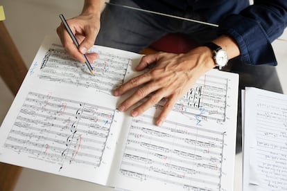 Gustavo gimeno anota una partitura en su domicilio de Amsterdam.