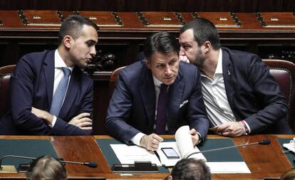 El primer ministro italiano, Giuseppe Conte (c), y los vicepresidentes del Gobierno de Italia, Matteo Salvini (d) y Luigi Di Maio (i).