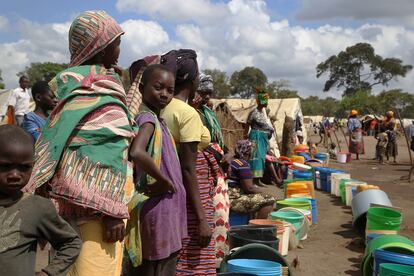 Mujeres y niñas hacen cola en un punto de agua en Eduardo Mondlane, un sitio de reasentamiento para personas desplazadas en la ciudad de Mueda, en la provincia de Cabo Delgado, en el norte de Mozambique.