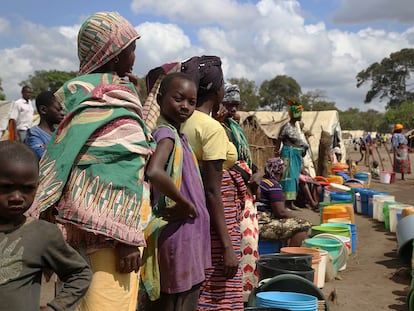 Mujeres y niñas hacen cola en un punto de agua en Eduardo Mondlane, un sitio de reasentamiento para personas desplazadas en la ciudad de Mueda, en la provincia de Cabo Delgado, en el norte de Mozambique.