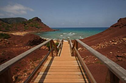 Cala Pilar, entre Ciudadela y Ferreries, es de las playas más tranquilas de Menorca por su complicada ubicación a través del bosque y montículos arcillosos.