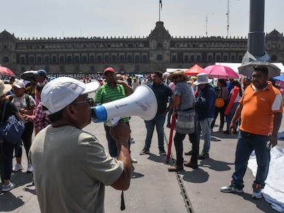 Maestros en su plantón en el Zócalo de Ciudad de México, el 23 de mayo.