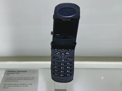 El móvil Samsung SCH-M220 fue el primer móvil en la historia a reproducir la transmisión de televisión.