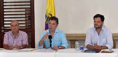 Juan Manuel Santos (centro), este lunes en Cartagena de Indias (Colombia) acompañado de Humberto De la Calle (izquierda), jefe del equipo negociador con las FARC, y su Comisionado para la Paz Sergio Jaramillo.