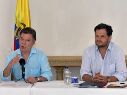 O presidente Juan Manuel Santos (centro) e negociadores.