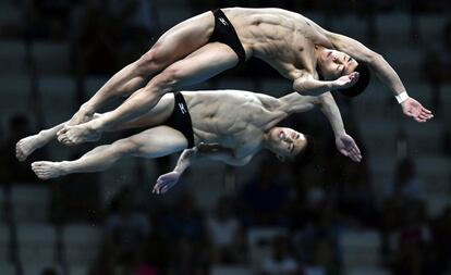Los saltadores norcoreanos Hyon Il Myong y Ri Hyon Ju compiten en la categoría de salto sincronizado desde 10 metros en los Mundiales de Natación celebrados en Budapest (Hungría).