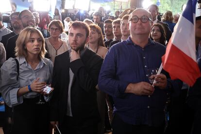 Caras de preocupación de los seguidores de la extrema derecha en la sede del RN en París tras conocerse los sondeos que los dejan en tercera posición en las elecciones legislativas. 