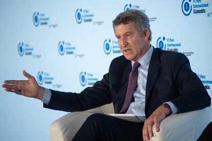 El presidente del Partido Popular, Alberto Núñez Feijóo, interviene el VI Foro Internacional Expansión, en el Parador de Alcalá de Henares, este jueves.