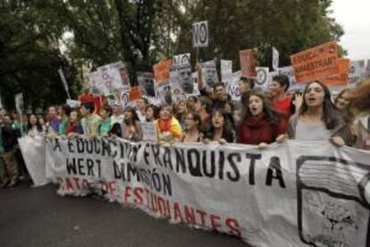 Cabecera de una manifestación convocada por la Confederación Española de Padres y Madres y el Sindicato de Estudiantes en Madrid, contra la reforma educativa. EFE/Archivo