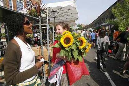 Una visita al mercado de flores de Columbia Road (en la foto) se puede completar con una caminata hasta el mercadillo de la calle de Brick Lane.