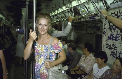 Meryl Streep.

Pasó en 2015. En 2017 pasó de nuevo. El bulo de la foto de Meryl Streep volviendo en metro de Nueva York en los 70 tras, supuestamente, una audición en la que la rechazaron por ser “demasiado fea” para actuar en King Kong. No fue así exactamente (sí que la rechazaron pero la foto se tomo años después, en 1981) pero aquí está Streep en una de las fotos más icónicas de famosos en el metro.