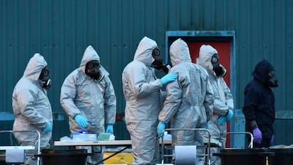 Policías británicos protegidos con trajes especiales trabajan en el lugar donde fue atacado Sergei Skripal. 