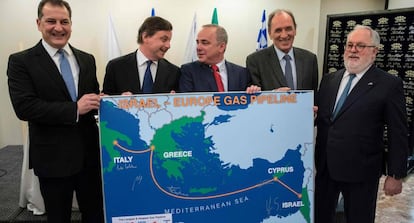 De izquierda a derecha, los ministros de Energía de Chipre, Yiorgos Lakkotrypis; Italia, Carlo Calenda; Israel, Yuval Steinitz; Grecia, Giorgos Stathaki, y el comisario europeo Miguel Arias Canete, en Tel Aviv.
