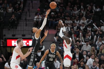 San Antonio Spurs center Victor Wembanyama (1) tries to block a shot by Toronto Raptors guard Dennis Schroder