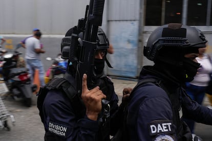 Policías en una motocicleta salen del centro de detención de la Policía Nacional de Boleita, donde se encuentran algunas personas detenidas durante las recientes protestas de la oposición contra los resultados oficiales de las elecciones presidenciales, en Caracas, Venezuela, jueves 1 de agosto de 2024. (AP Photo/Matias Delacroix)