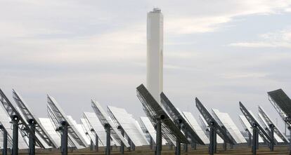 Vista de una planta solar de Abengoa en Sanlúcar la Mayor (Sevilla). 