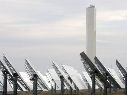 Vista de una planta solar de Abengoa en Sanlúcar la Mayor (Sevilla). 