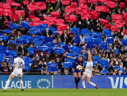 Patri Guijarro (en el medio) durante los cuartos de final de la Champions femenina contra el Real Madrid en el Camp Nou.