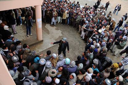 Un policía afgano asegura un centro de votaciones en la ciudad de Bamiyan.